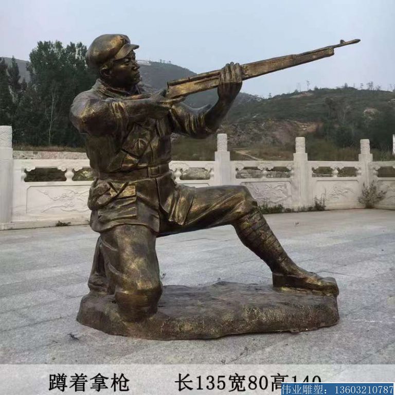 蹲着拿枪人物雕塑